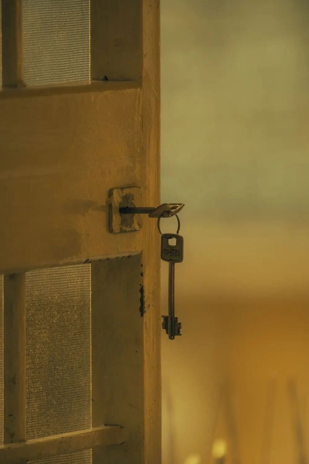 Clé insérée dans le cylindre d'une porte d'entrée