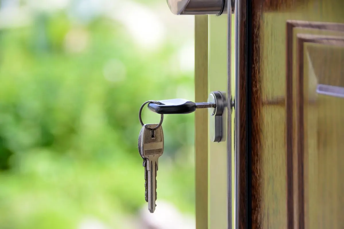 Clé insérée dans la serrure d'une porte